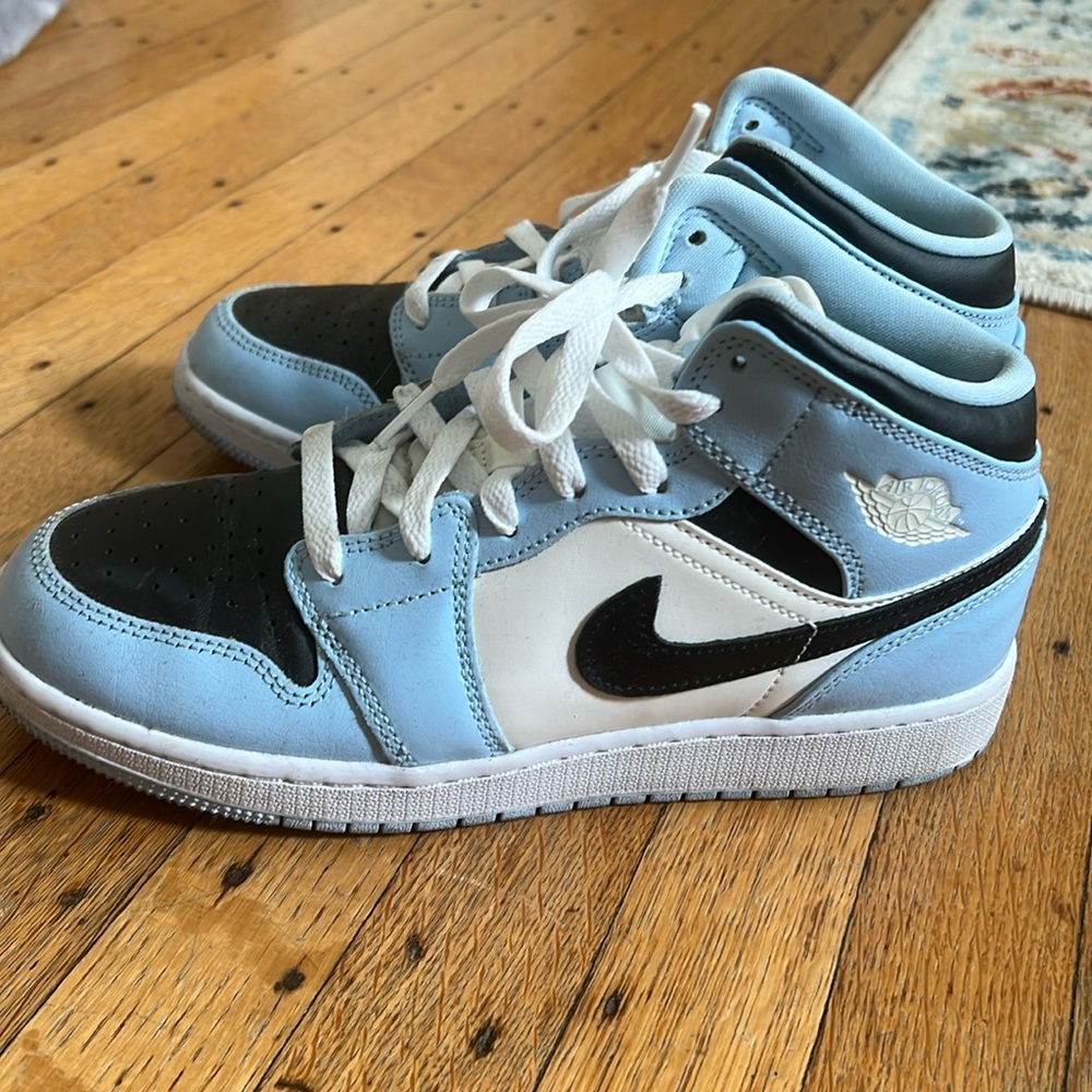 Kid’s Air Jordan mid “ice blue”